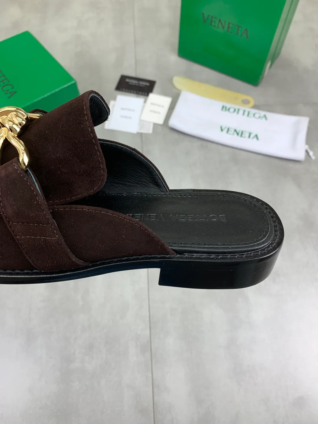Men's shoes 💰P800 [New model] (genuine leather outsole) water-dyed cow lining 💰High-quality business couple half-slip leather shoes 💎💎💎 BOTTEGA VENETA official website synchronizes the latest top version of BV in the market, accepts material comparison, shoe type comparison, process comparison, practical and textured, versatile and suitable for any occasion, the more you look at it, the more flavorful it becomes. Purely hand-knitted craftsmanship - Upper material, calfskin imported from Italy 🇮🇹 - High-quality water-dyed cowhide lining - Original private model customized leather outsole -Size: Female 35-39 (40 ordered) Male 39-44 (38 45 can be customized) Color: Multiple colors available